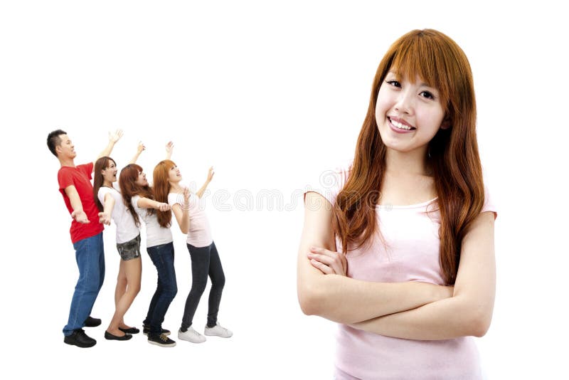Menina asiática e grupo feliz