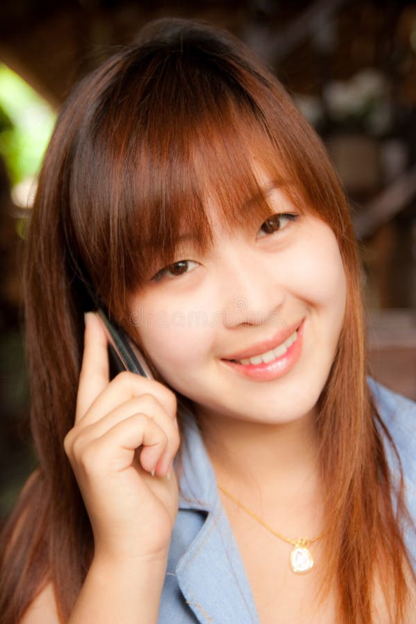 Menina asiática e telefone móvel