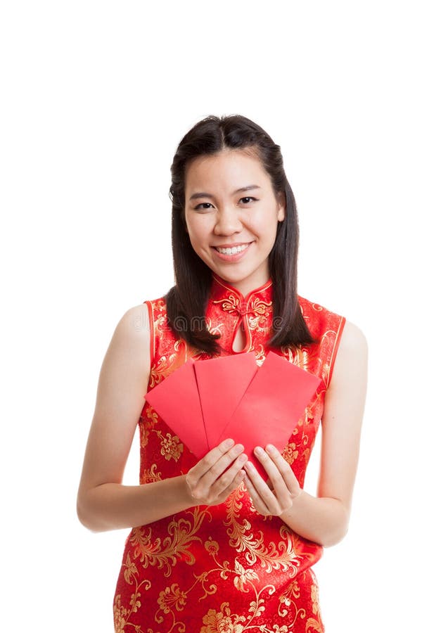 Menina asiática no vestido chinês do cheongsam com envelope vermelho imagens de stock Menina asiática no vestido chinês do cheongsam com envelope vermelho imagens de stock