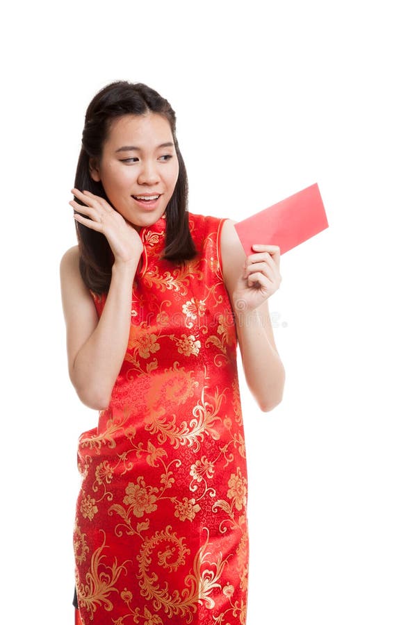 Menina asiática no vestido chinês do cheongsam com envelope vermelho foto de stock royalty free Menina asiática no vestido chinês do cheongsam com envelope vermelho foto de stock royalty free