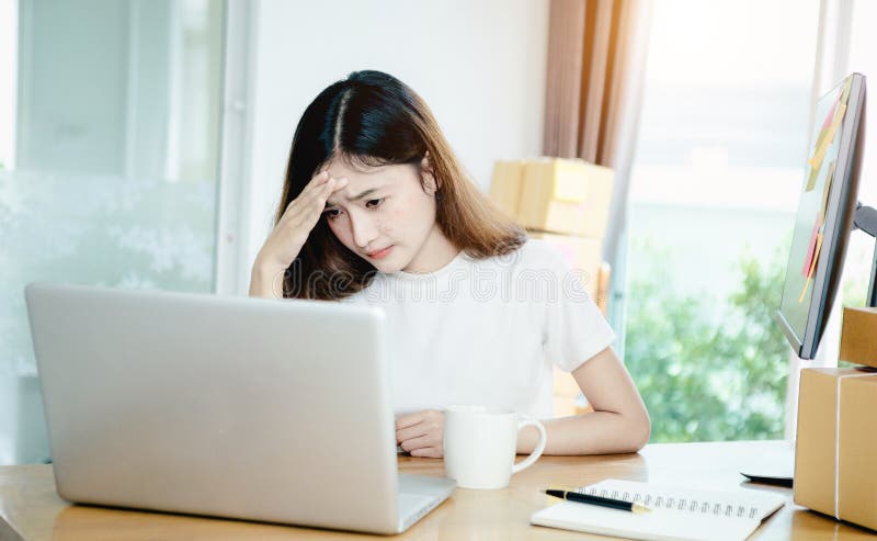A menina asiática nova é freelancer com seu escritório do assunto privado em casa imagens de stock A menina asiática nova é freelancer com seu escritório do assunto privado em casa imagens de stock