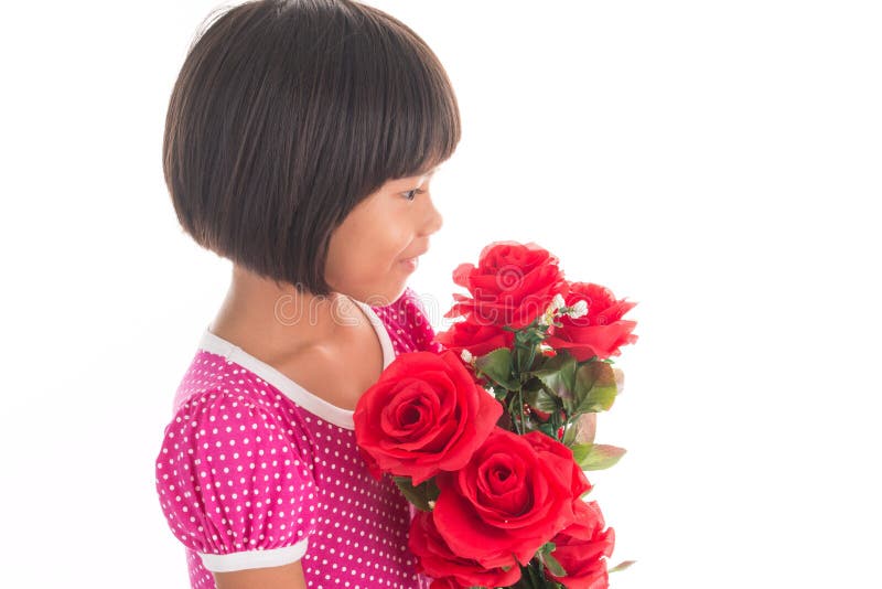 Menina asiática pequena que prende uma rosa foto de stock royalty free Menina asiática pequena que prende uma rosa foto de stock royalty free