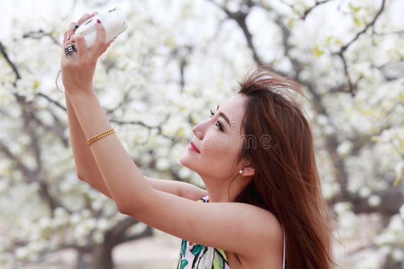 Rapariga asiática a tirar fotografias foto de stock royalty free