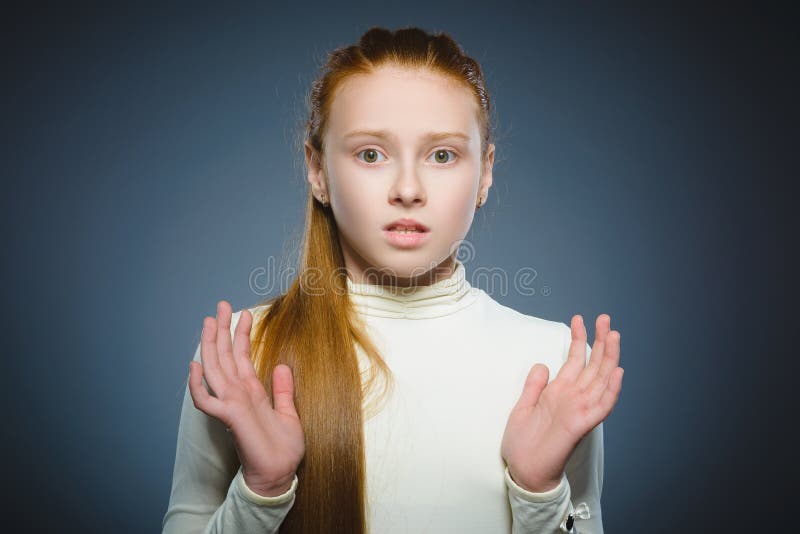 Menina assustado e chocada do close up Expressão humana da cara da emoção foto de stock Menina assustado e chocada do close up Expressão humana da cara da emoção foto de stock