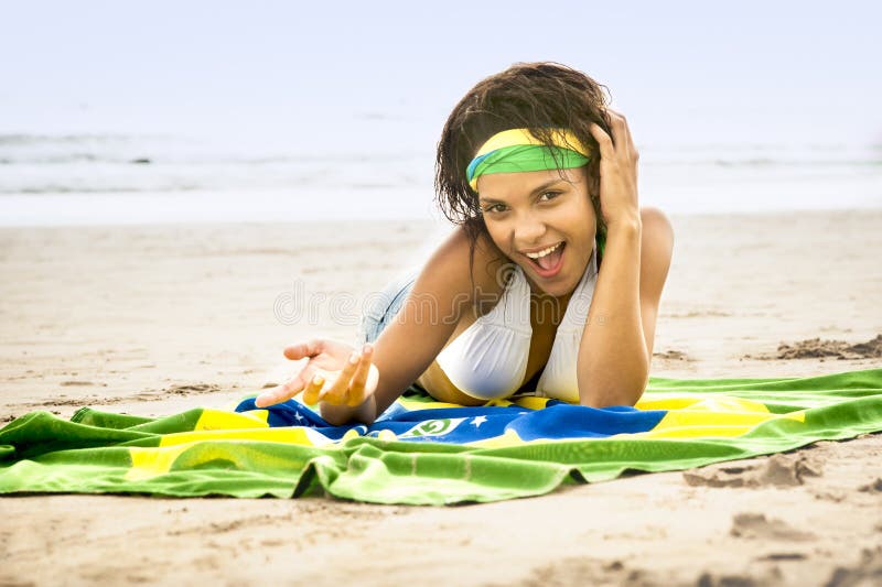 Menina Atrativa Nova Na Praia Com Bandeira De Brasil Imagem De Stock Imagem De Divertimento