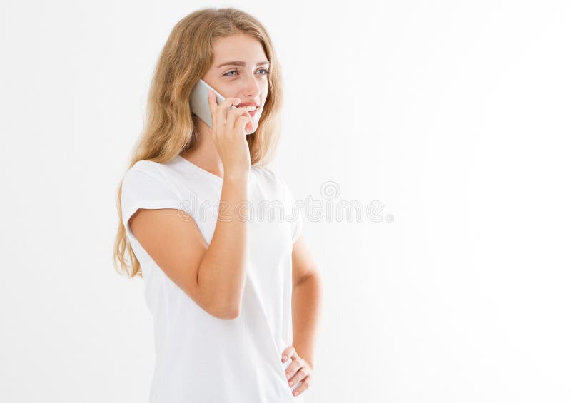 Menina atrativa nova que fala em um telefone celular em um espaço branco da cópia do t-shirt imagens de stock royalty free Menina atrativa nova que fala em um telefone celular em um espaço branco da cópia do t-shirt imagens de stock royalty free