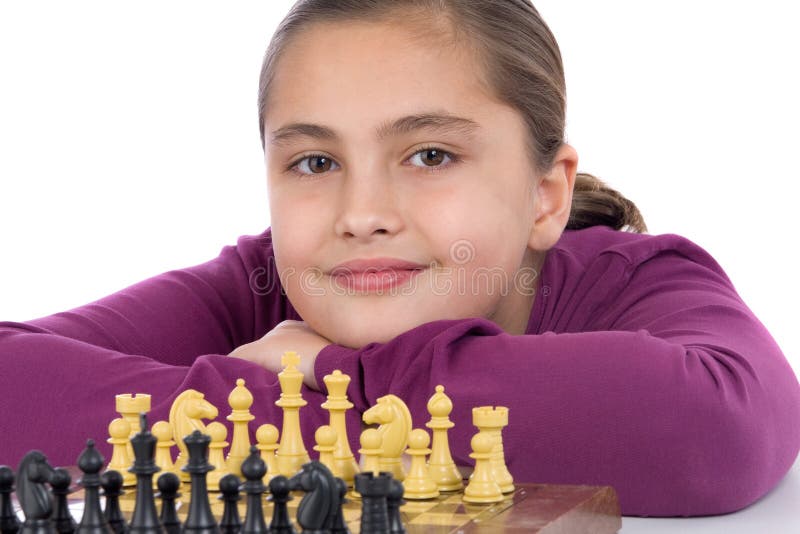 Garota Feliz Jogando Xadrez Na Sala De Aula Clara Imagem de Stock