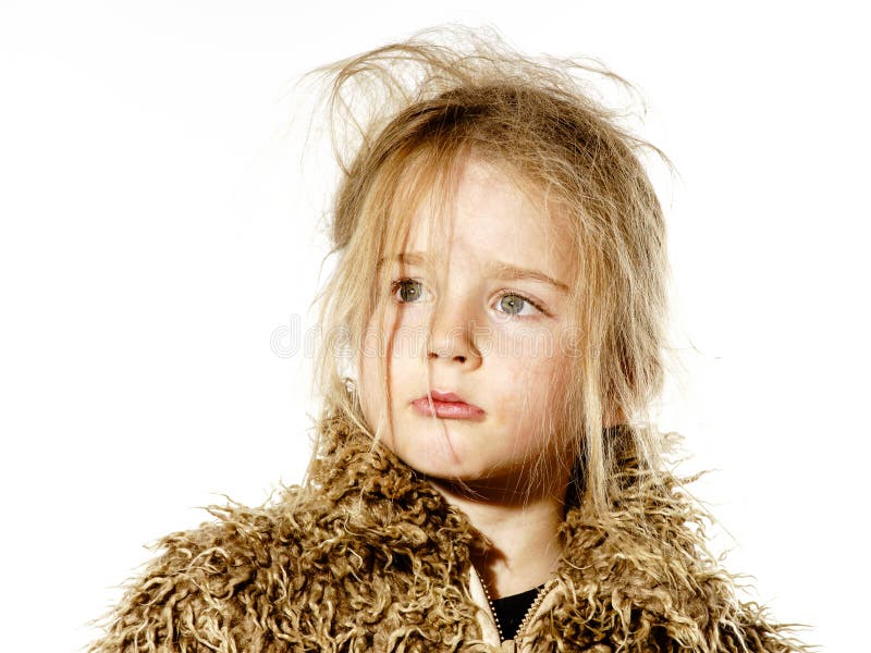 A menina bagunçado da criança em idade pré-escolar com cabelo longo vestiu-se no casaco de pele foto de stock royalty free A menina bagunçado da criança em idade pré-escolar com cabelo longo vestiu-se no casaco de pele foto de stock royalty free