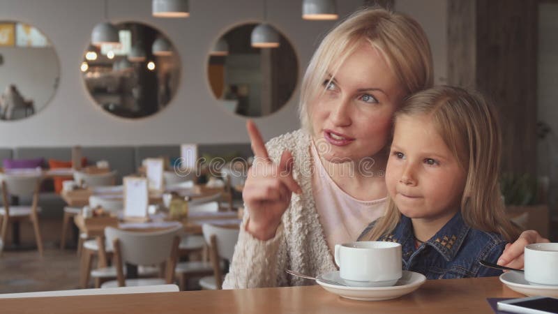 A menina bebe o chá no café imagens de stock