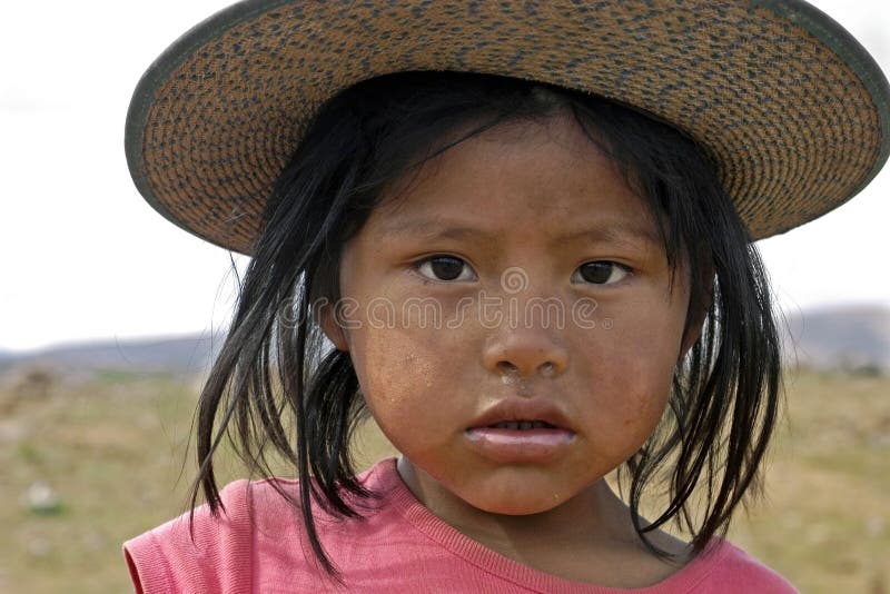 Menina boliviana do retrato com expressão facial tímida fotos de stock royalty free Menina boliviana do retrato com expressão facial tímida fotos de stock royalty free