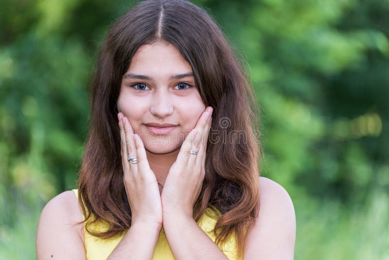 Retrato Da Menina Bonita 15 Anos Foto de Stock - Imagem de cabelo