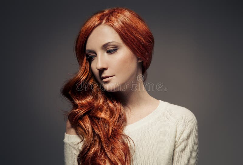 Menina Bonita sexy Do Ruivo Com Cabelo Longo Retrato Perfeito Da Mulher  No Fundo Preto Cabelo Lindo E Beleza Natural Dos Olhos Foto de Stock -  Imagem de forma, fêmea: 94327922