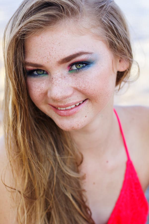 Menina bonita com as sardas sobre sua cara imagem de stock royalty free Menina bonita com as sardas sobre sua cara imagem de stock royalty free