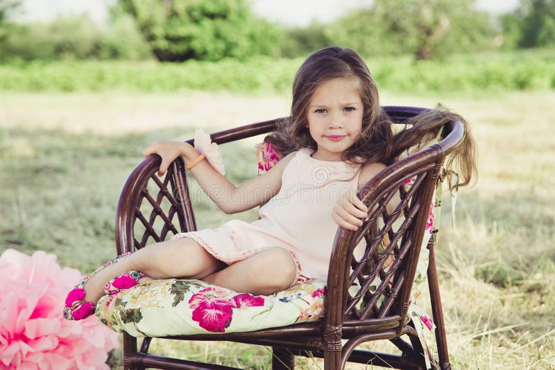 Menina bonita com cabelo de fluxo fotografia de stock Menina bonita com cabelo de fluxo fotografia de stock
