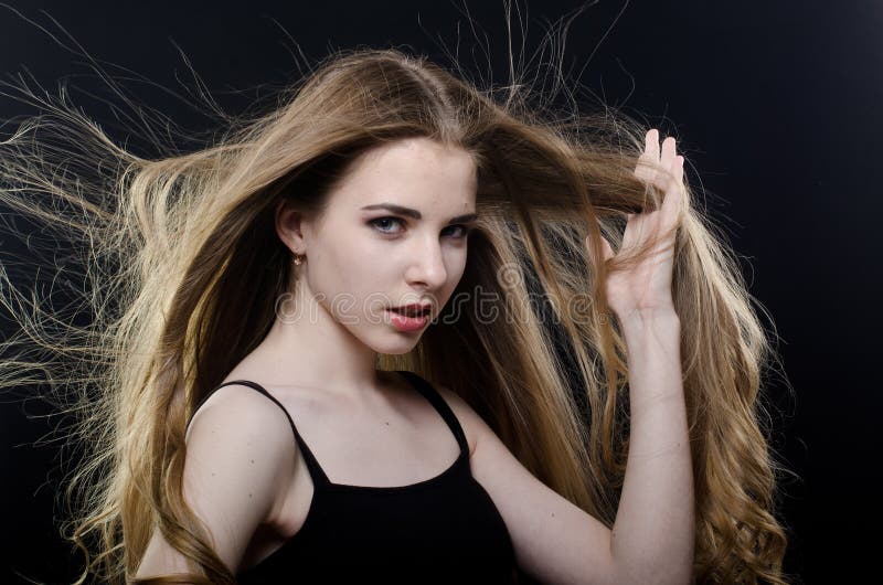 Rapariga bonita com cabelo ao vento foto de stock royalty free