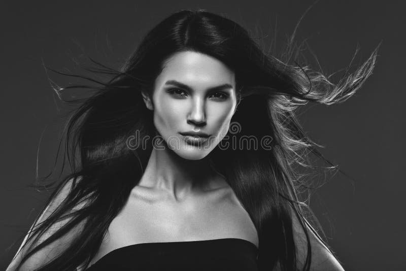 Menina bonita com cabelo longo do vôo imagens de stock Menina bonita com cabelo longo do vôo imagens de stock
