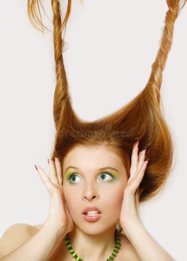 A menina bonita com cabelo vermelho longo foto de stock A menina bonita com cabelo vermelho longo foto de stock