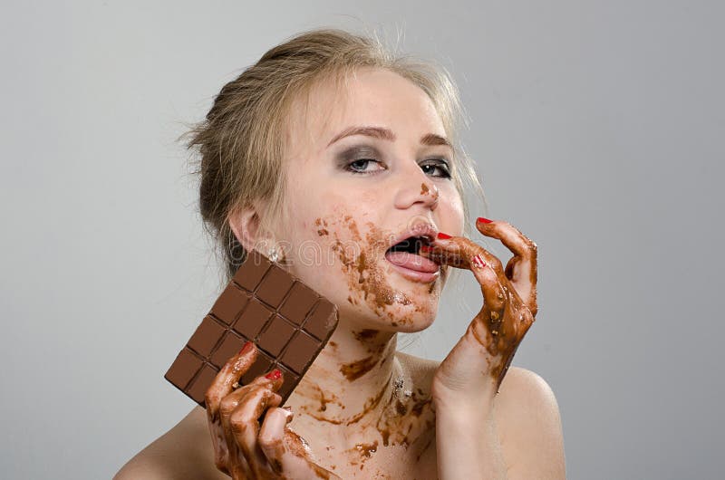 Menina bonita com chocolate no estúdio imagens de stock royalty free