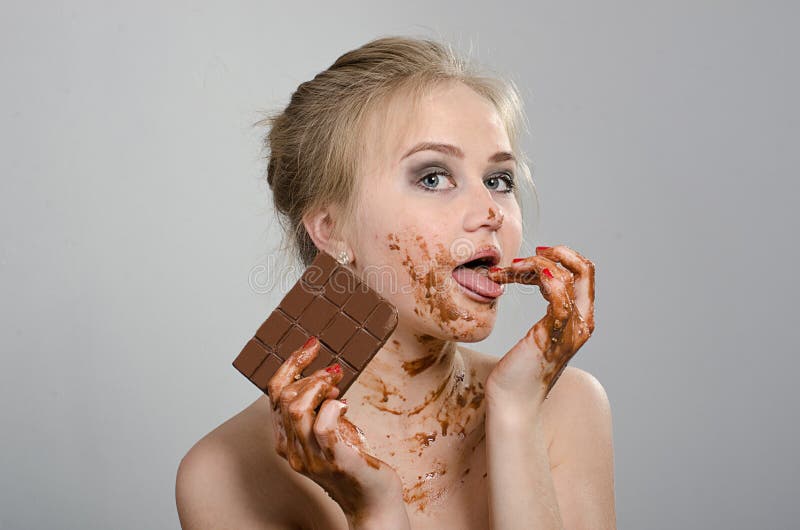 Menina bonita com chocolate no estúdio fotografia de stock royalty free