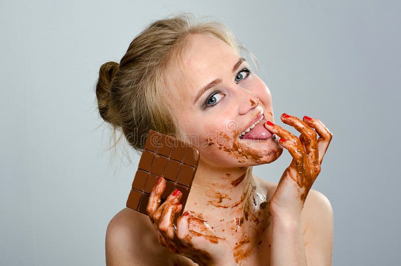 Menina bonita com chocolate no estúdio fotos de stock