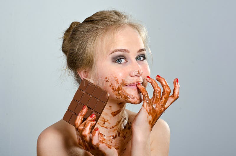 Menina bonita com chocolate no estúdio imagens de stock royalty free