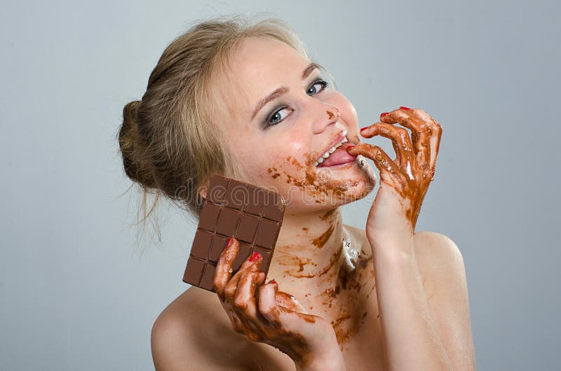 Menina bonita com chocolate no estúdio imagens de stock