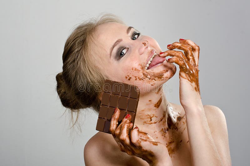Menina bonita com chocolate no estúdio foto de stock royalty free