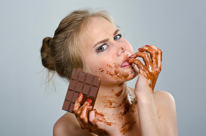 Menina bonita com chocolate no estúdio fotografia de stock royalty free
