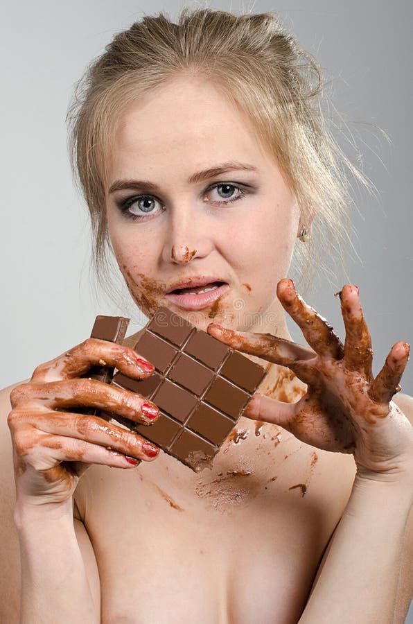 Menina bonita com chocolate no estúdio fotos de stock