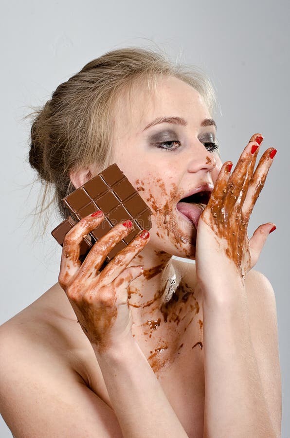 Menina bonita com chocolate no estúdio foto de stock
