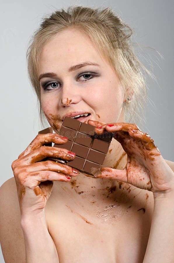 Menina bonita com chocolate no estúdio fotos de stock royalty free