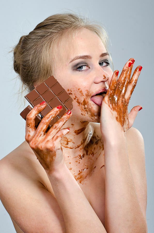 Menina bonita com chocolate no estúdio imagem de stock royalty free