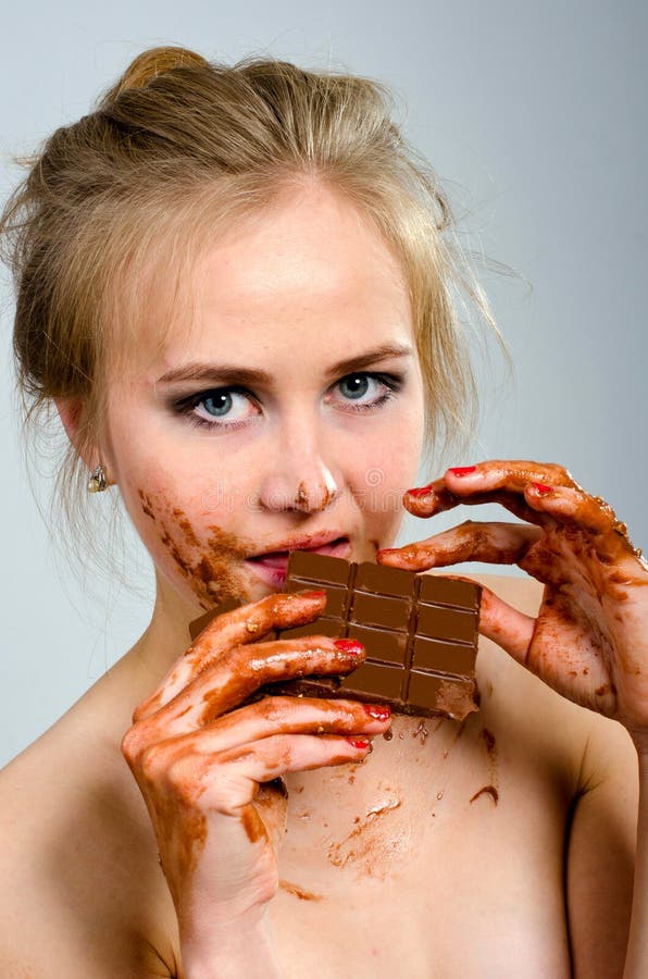 Menina bonita com chocolate no estúdio fotos de stock