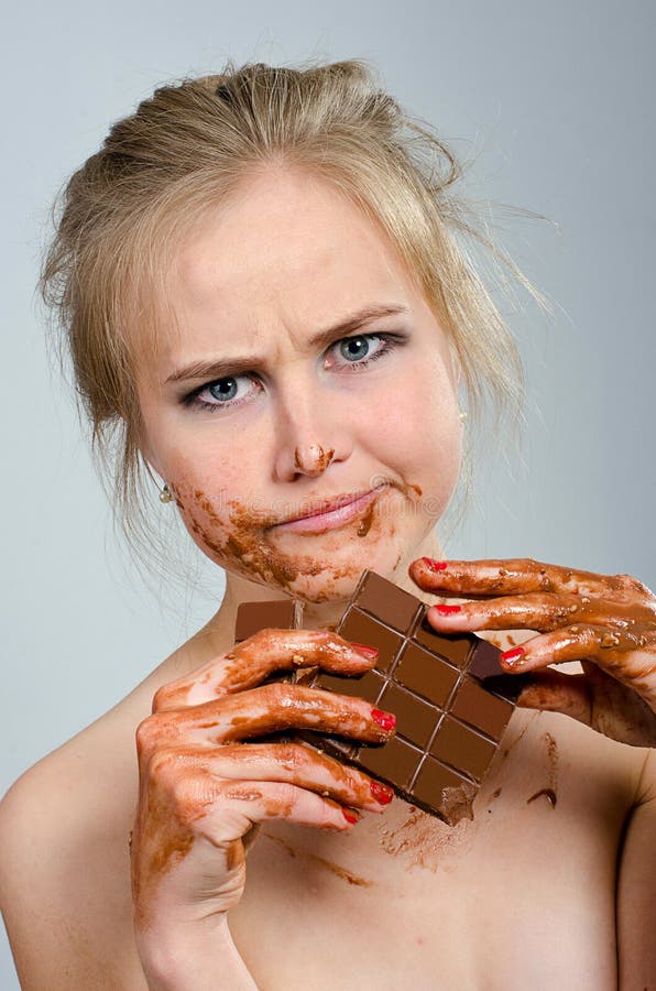 Menina bonita com chocolate no estúdio foto de stock