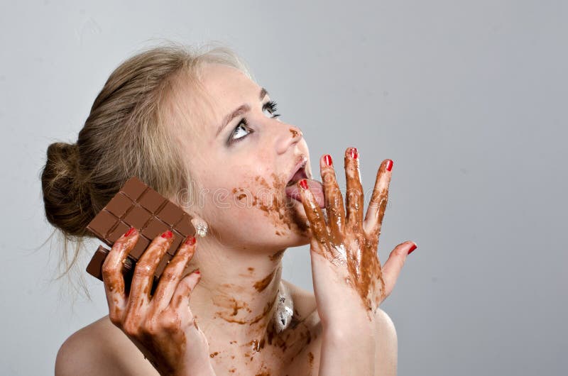 Menina bonita com chocolate no estúdio imagem de stock royalty free