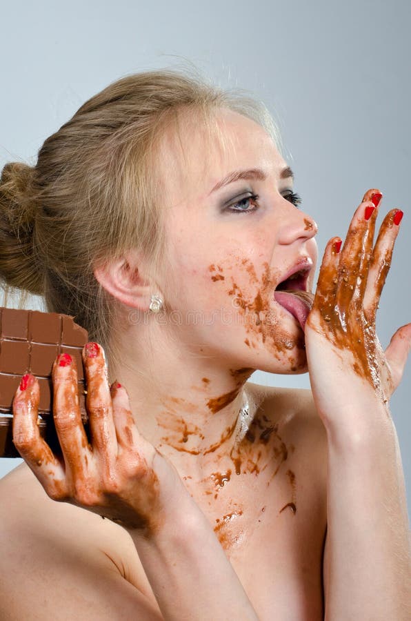 Menina bonita com chocolate no estúdio imagem de stock