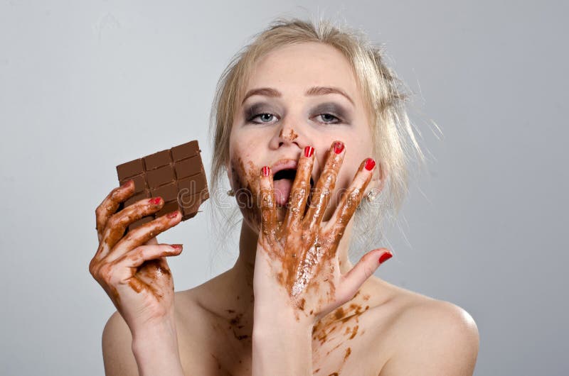 Menina bonita com chocolate no estúdio imagem de stock
