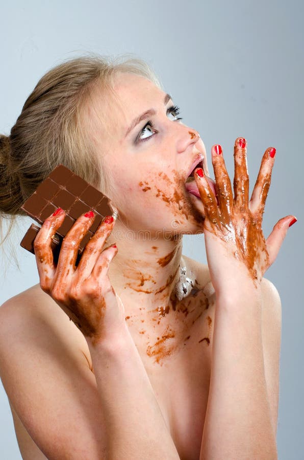 Menina bonita com chocolate no estúdio foto de stock