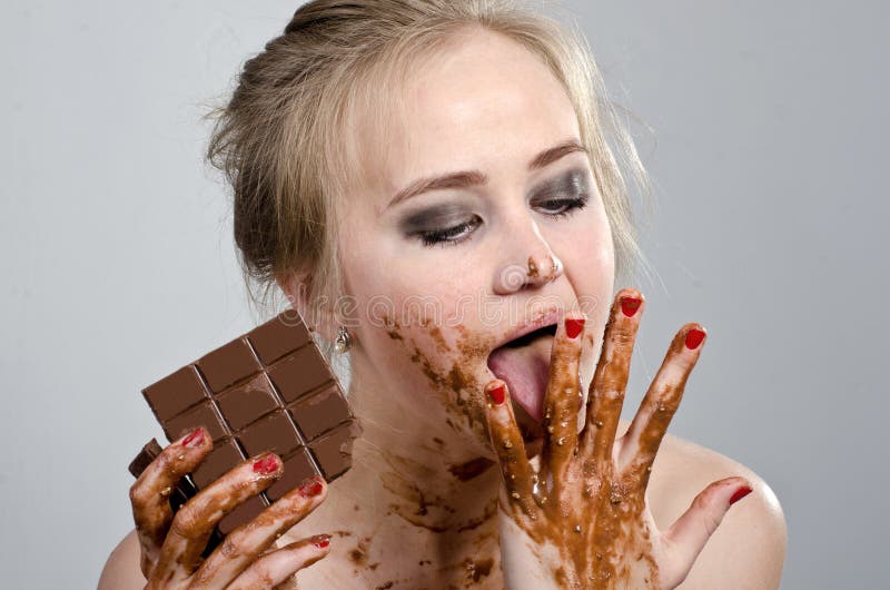 Menina bonita com chocolate no estúdio fotos de stock royalty free