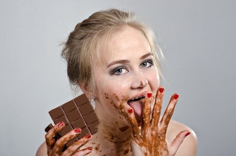Menina bonita com chocolate no estúdio foto de stock