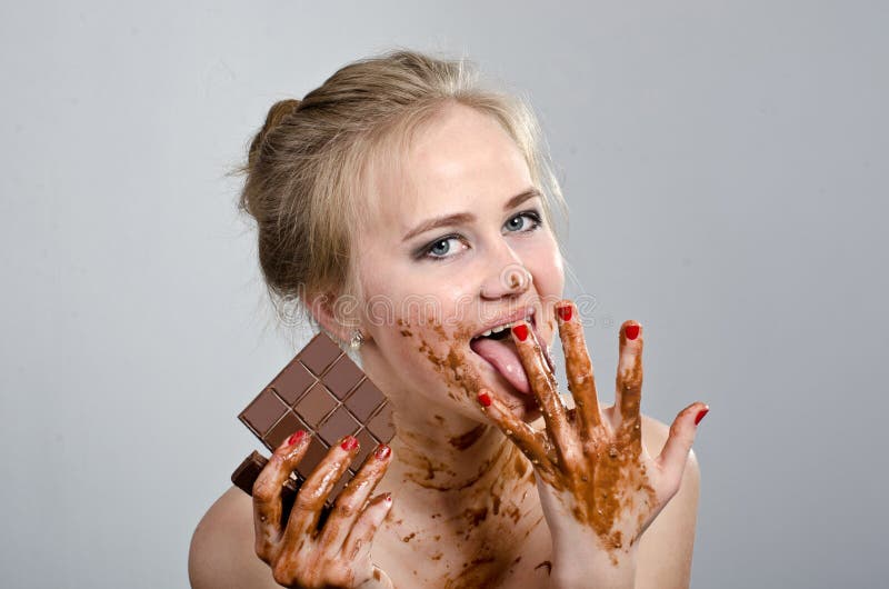 Menina bonita com chocolate no estúdio fotografia de stock