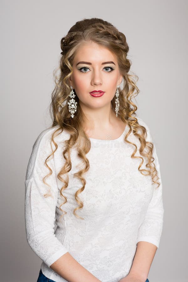 Menina bonita com hairdress elegantes com ondas fotos de stock Menina bonita com hairdress elegantes com ondas fotos de stock