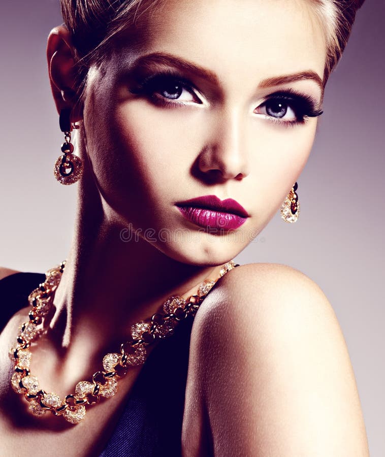 Menina bonita com joia bonita do ouro e composição brilhante imagens de stock Menina bonita com joia bonita do ouro e composição brilhante imagens de stock