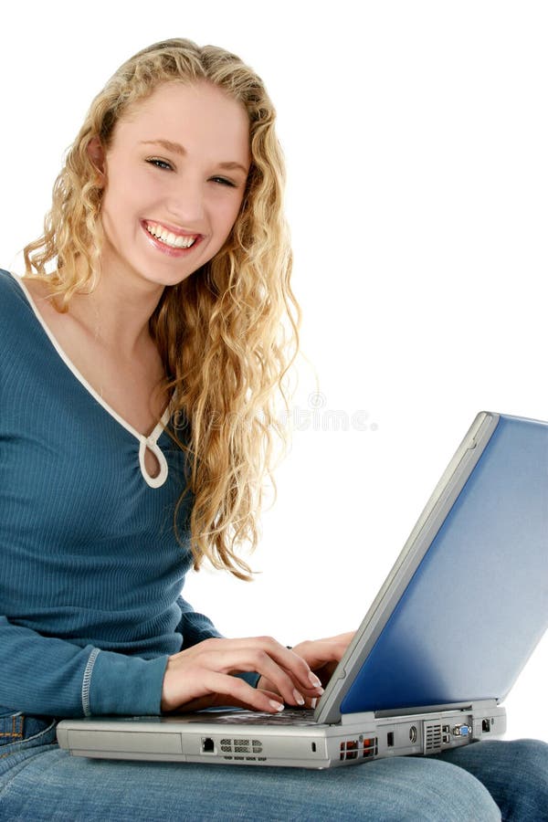 Menina bonita com o portátil no regaço fotos de stock royalty free Menina bonita com o portátil no regaço fotos de stock royalty free