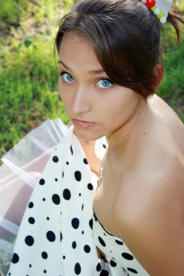 Menina bonita com olhos azuis grandes imagens de stock Menina bonita com olhos azuis grandes imagens de stock