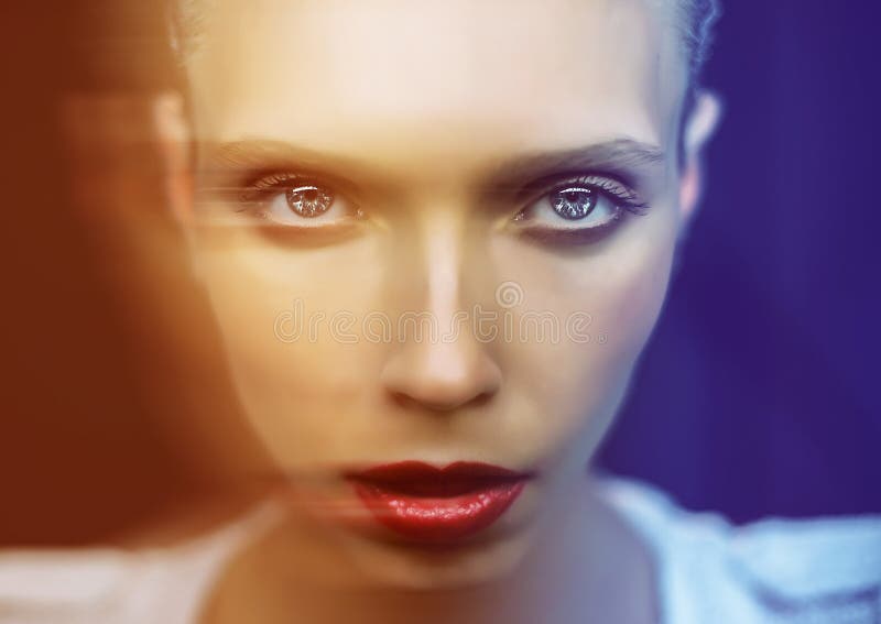 Menina bonita com olhos grandes e selvagem-eyed fotos de stock Menina bonita com olhos grandes e selvagem-eyed fotos de stock
