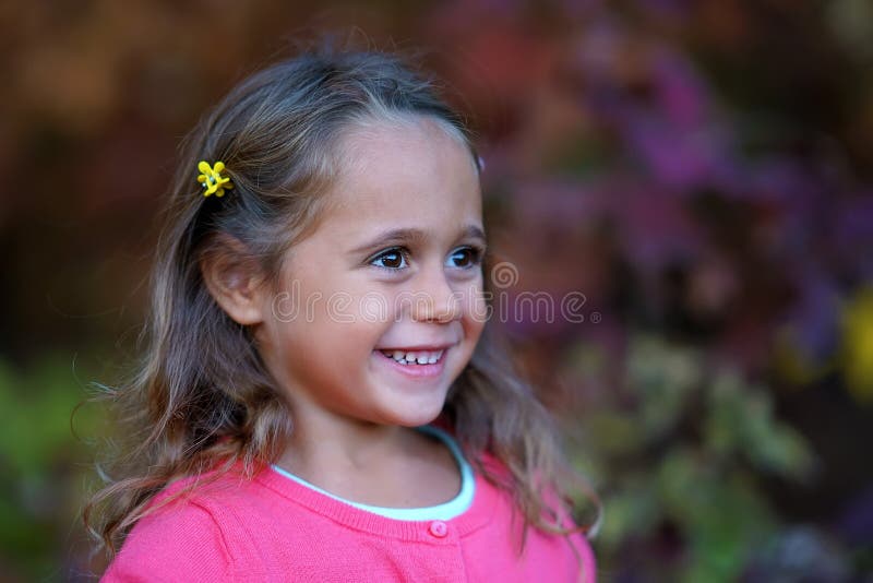 Fundo Jovem Com Olhos Grandes Fundo, Foto De Menina Feia Imagem de