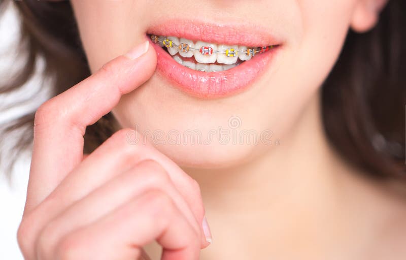 Menina bonita com pele perfeita e as cintas multi-coloridas que levantam no backgraund branco imagem de stock Menina bonita com pele perfeita e as cintas multi-coloridas que levantam no backgraund branco imagem de stock