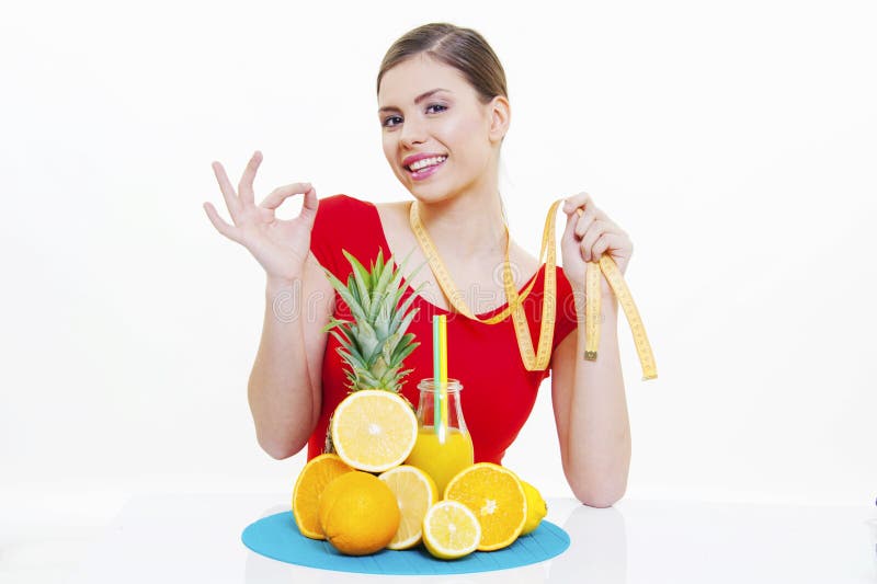Menina bonita com suco de fruto fresco fotografia de stock royalty free Menina bonita com suco de fruto fresco fotografia de stock royalty free