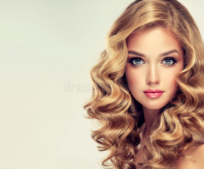 Menina bonita com um penteado elegante fotos de stock Menina bonita com um penteado elegante fotos de stock